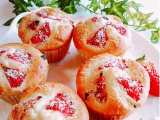 いちごの米粉マフィンです。小麦粉、白砂糖、動物性食品不使用です。