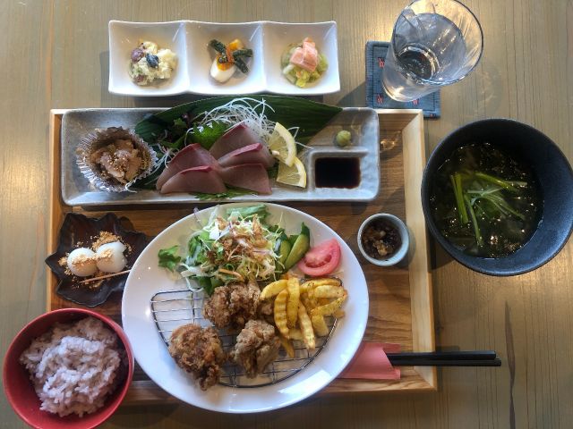 豪華な和歌山産お刺身定食です!和歌山産刺身(季節により魚の種類は変わります)・和歌山名物、金山寺味噌・三尾で採れたわかめの味噌汁・唐揚げ・三種盛・甘味。
