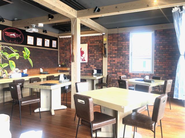 すてぶすとんの開放的で明るい店内からは、海も望めます。