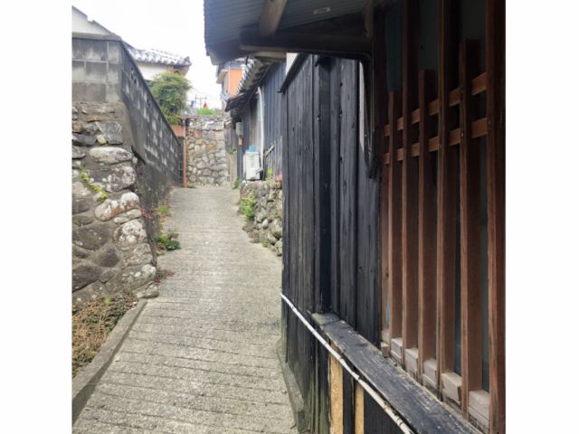 古民家が並ぶ小路を抜けて散歩していきます。ゆっくりと静かな時間を過ごせますよ。