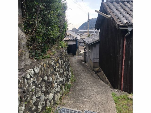 古民家が並ぶ小路を抜けて散歩していきます。ゆっくりと静かな時間を過ごせますよ。