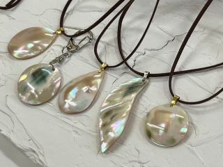 夜光貝のパーツを磨いてアクセサリー作り♪磨くと宝石のように輝きます。