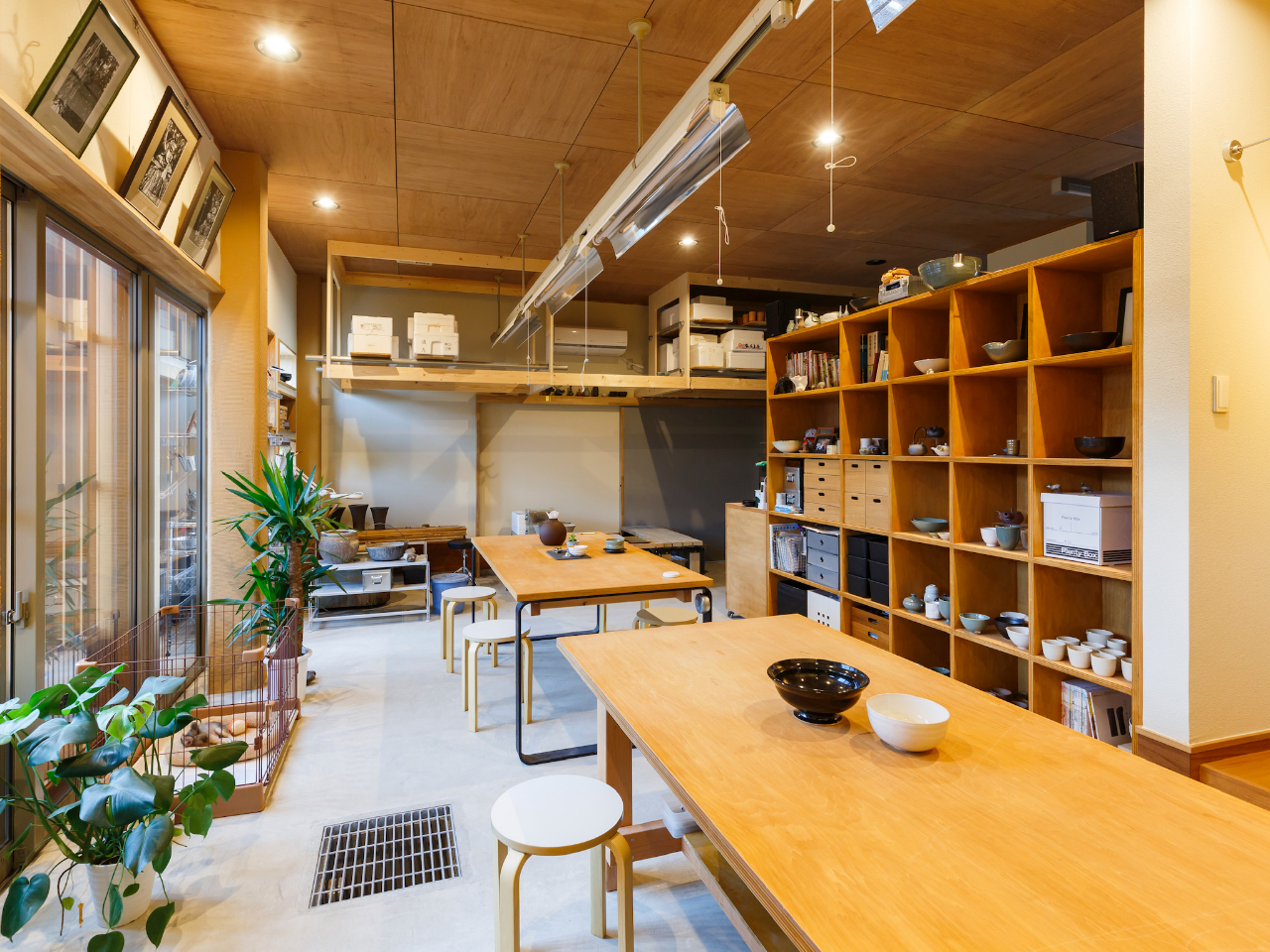 アトリエ内は木を基調とした空間です
