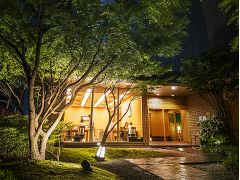 夜に庭から店内を見た風景。