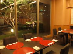 夜の店内。窓際のテーブル席は趣きのある空間。