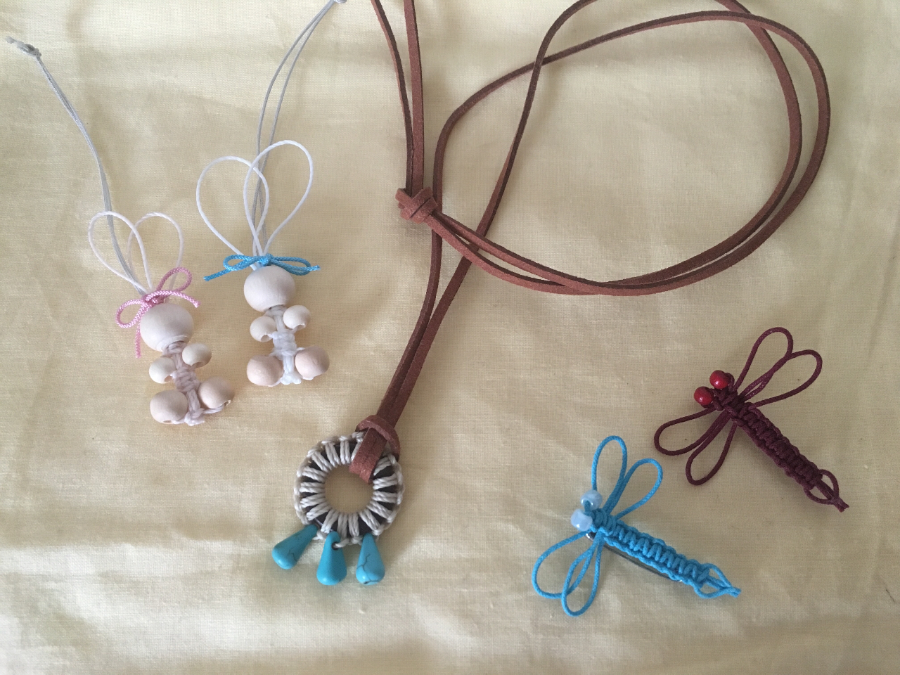 うさぎのストラップ 材料費2つセットで300円 とんぼのブローチ 2つセットで100円 ドロップターコイズのペンダント 500円