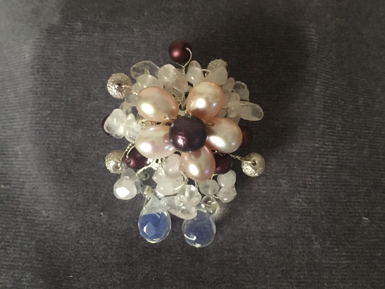 マクラメではなく、ワイヤーで作るブローチです。淡水パール 水晶 ローズクォーツ使用 約3.5×3.5p