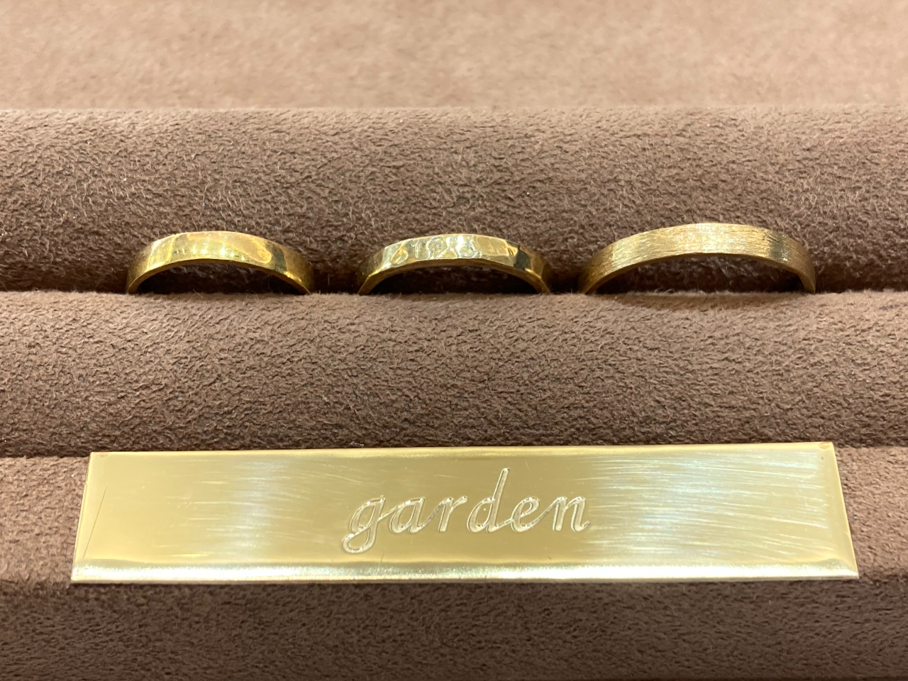 デザイン、仕上げはお好みにあわせて作成できます。真鍮リング 左:ポリッシュ 中央:槌目 右:クリスタルマット