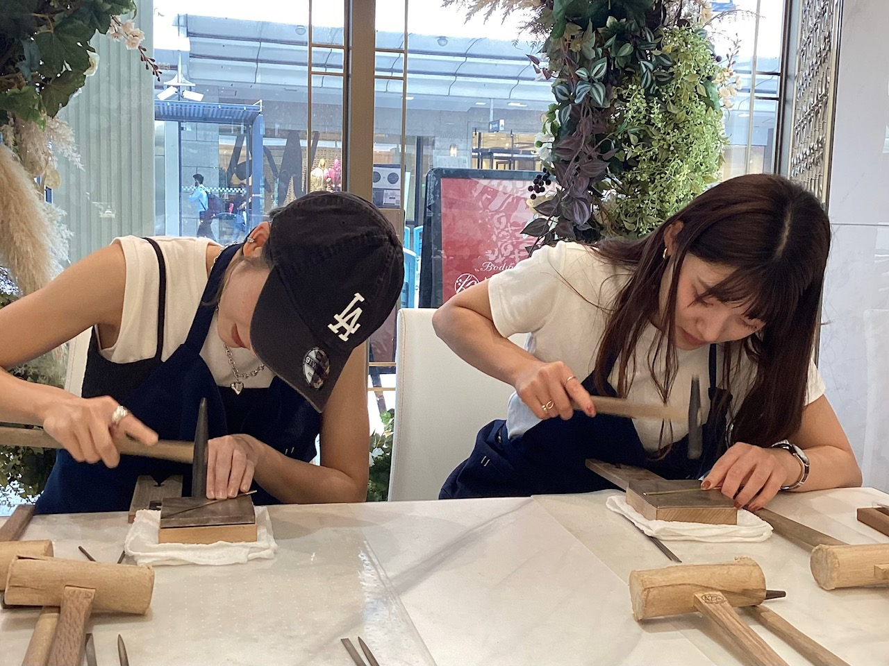 カップルはもちろん、観光、旅行の思い出にお友達と一緒に手作りしてみませんか。