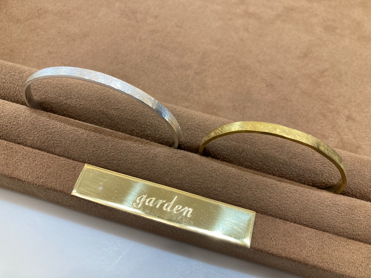 仕上げ例:人気の「クリスタルマッド仕上げ」キラキラとしたつや消しタイプ。