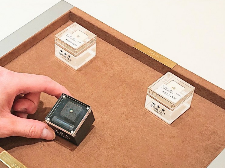 ダイヤモンドの見比べができます。