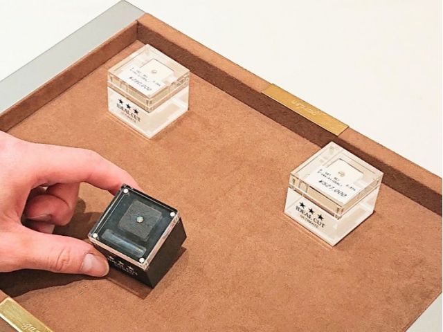 ダイヤモンドの見比べができます。
