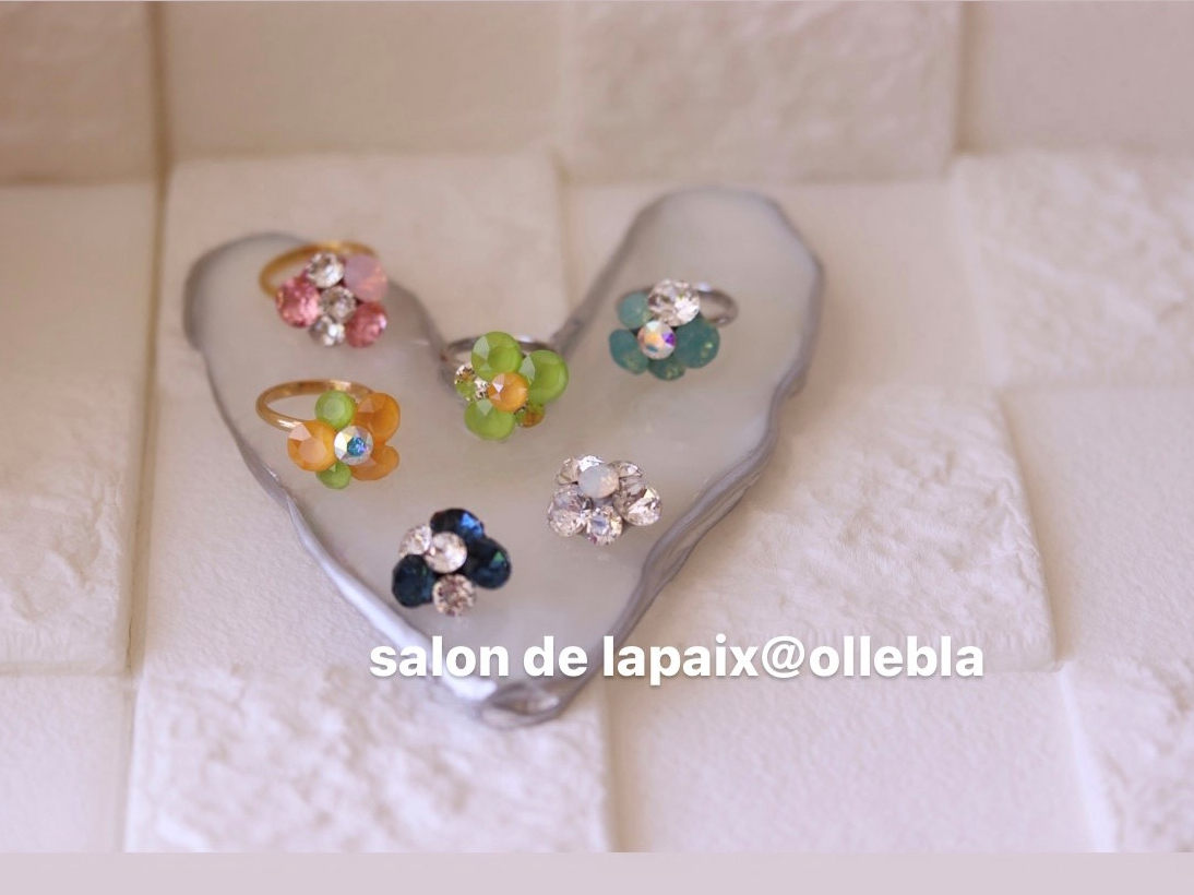 キラキラフラワーのアクセサリーです