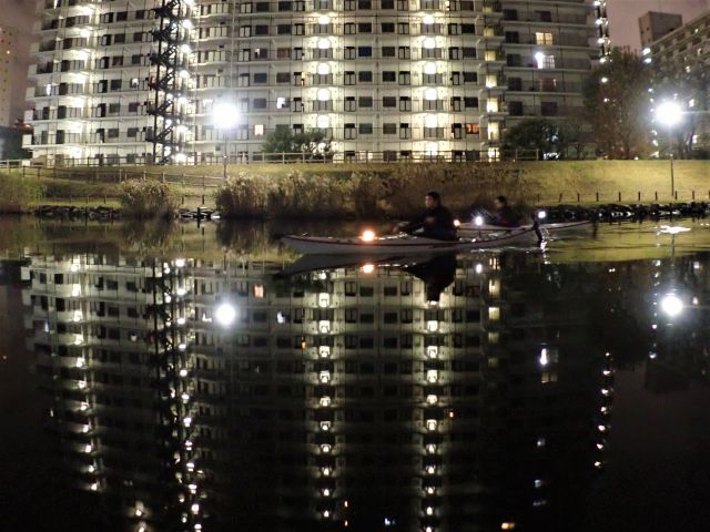 風の無い日は、水面に街の姿がそのまま映るシンメトリックな光景。