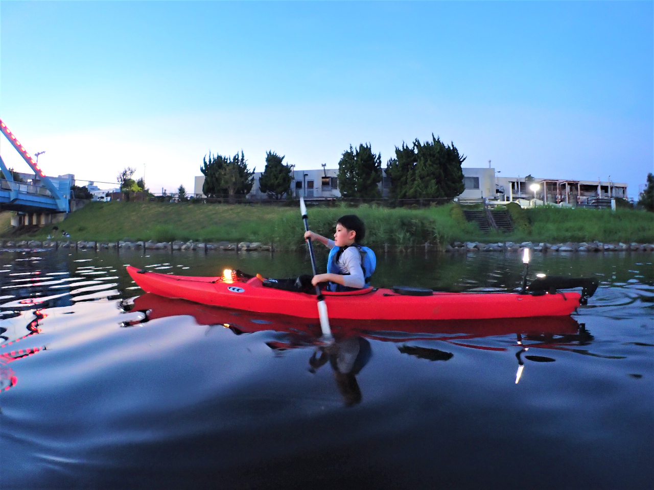 身長130cm以上の小学生は、一人用シングルカヤックにもチャレンジできます。