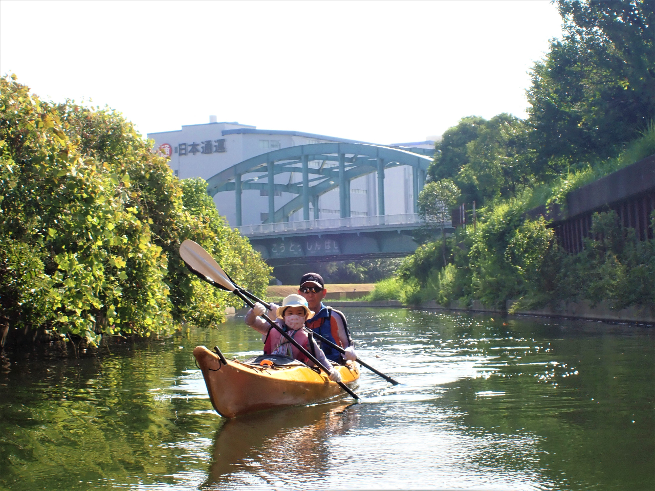 狭い水路に入って探検してみましょう。