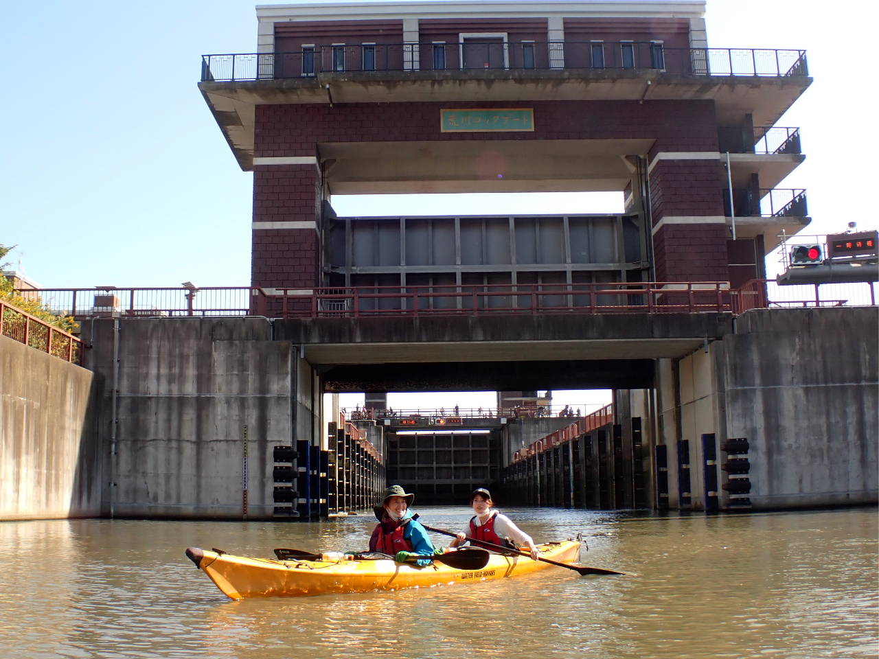 パナマ運河と同じ構造の閘門(ロックゲート)という水位の変わる船のエレベーター水門通航体験が出来ます。