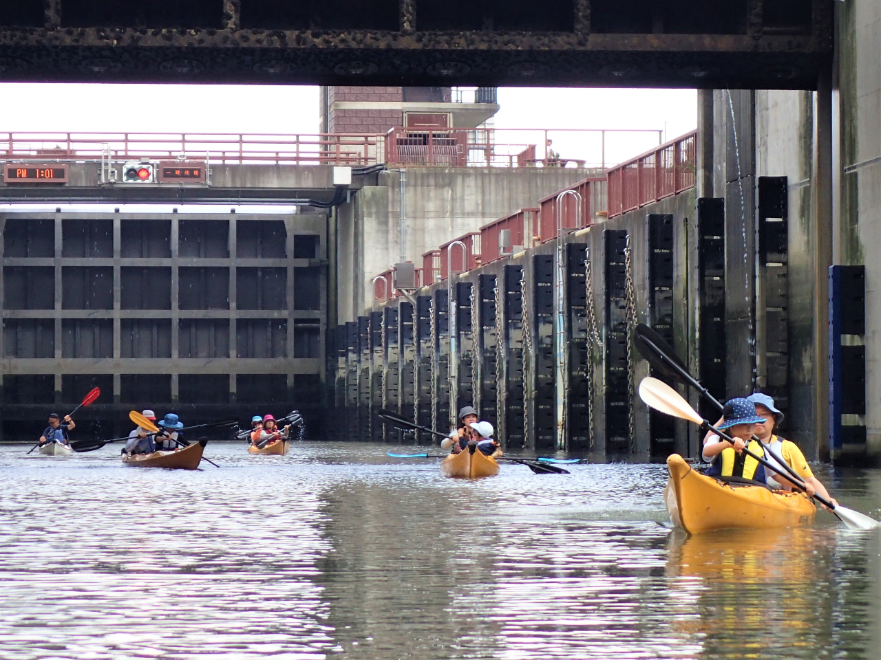 扉が開くと飛沫が落ちてきますので、ダッシュして扉を抜けます。