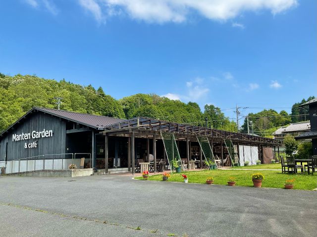 BBQ会場は開放的な芝生広場となっており、お子様はBBQ以外にもたくさん遊べる空間となっております。