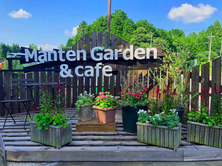 ���ł���u���V�Ђ�΁v�́A�G�߂̉Ԃɍʂ�ꂽ�K�[�f���ƂȂ��Ă���A�e���X�J�t�F�╨�̃R�[�i�[���������܂��B