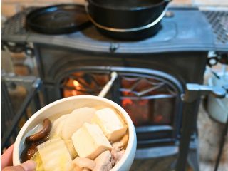 薪ストーブの熱で煮込んだ、ダッチオーブン鍋で、冬のプチアウトドア気分♪