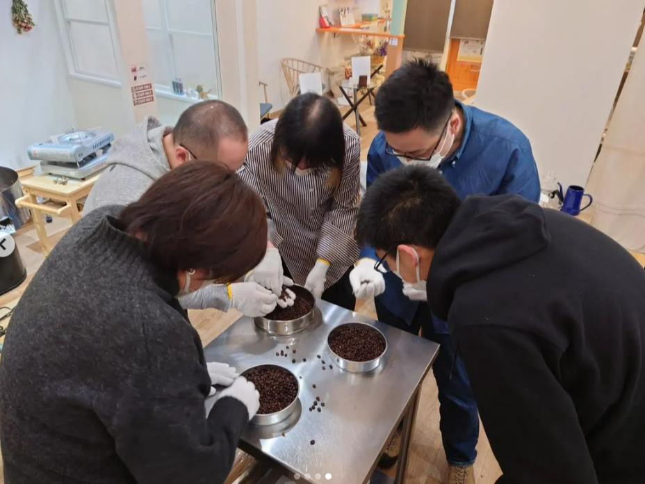 自分の目で見て焙煎していきます♪