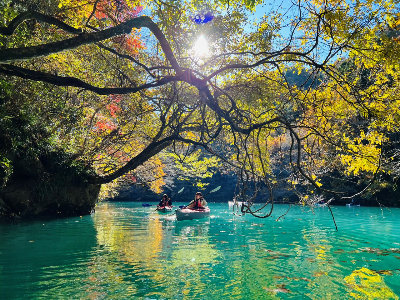 四万湖午前カヌー♪湖にあたる太陽で四万湖がとても綺麗に見える時間帯