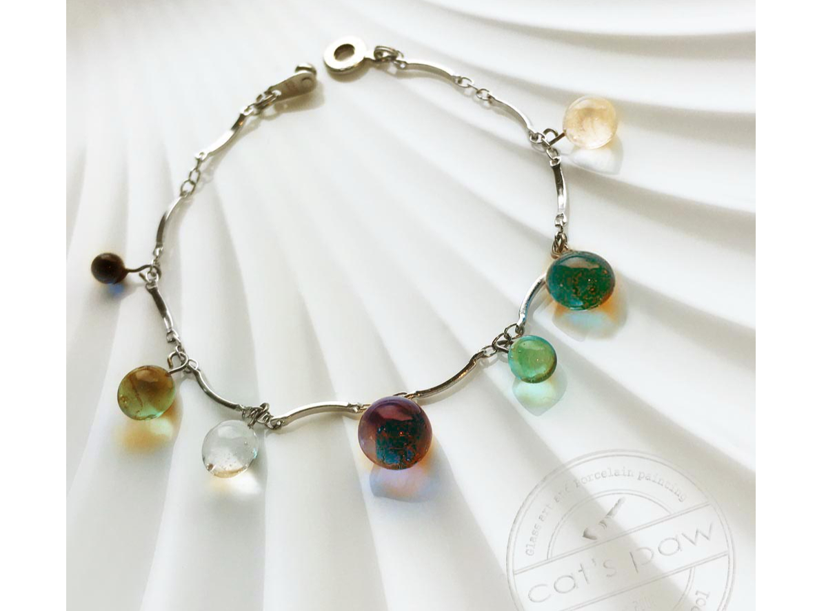 好きな色を選んで組み合わせていくだけのプチ体験。ビーズ細工感覚で始められます。