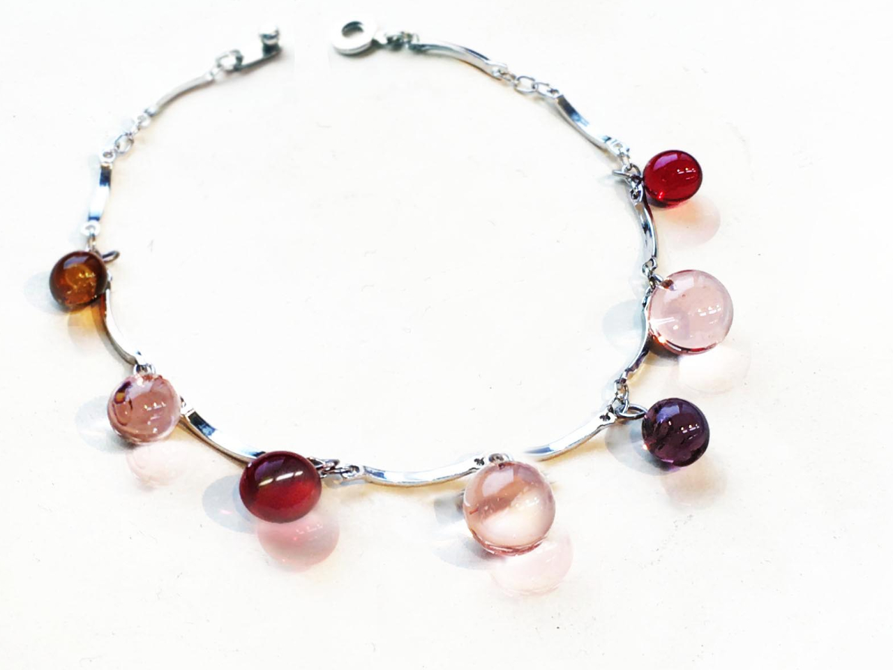 秋色のガラス玉を組み合わせてオリジナルのアクセサリー作り。ガラスならではの透明感とツヤ玉のプルプル感がカワイイ!