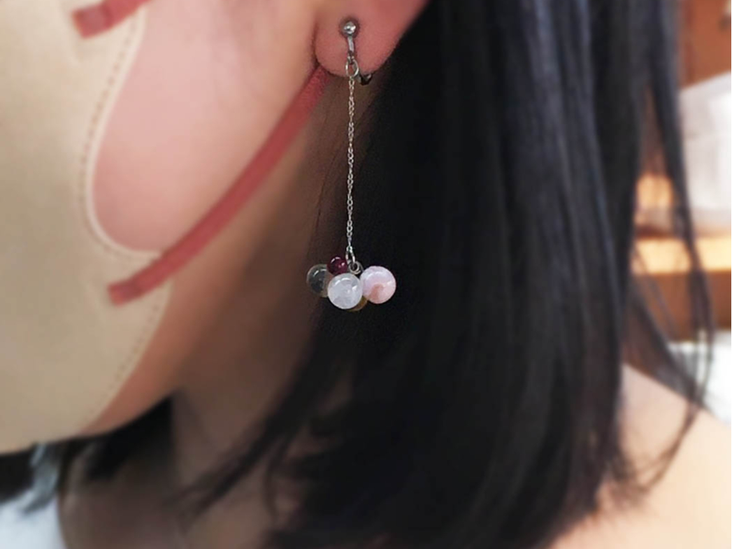 お友達同士での体験!細いチェーンの先にまとめて柔らかいイメージに。