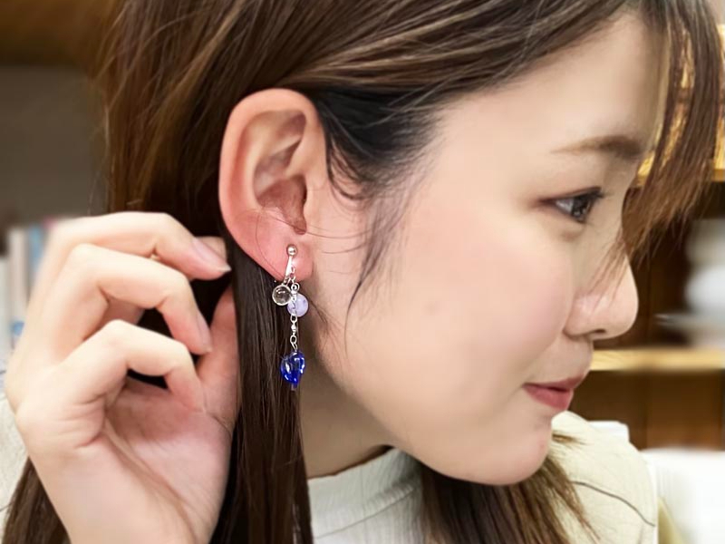 優しい雰囲気の作品は彼女のはにかみ笑顔にぴったりです。