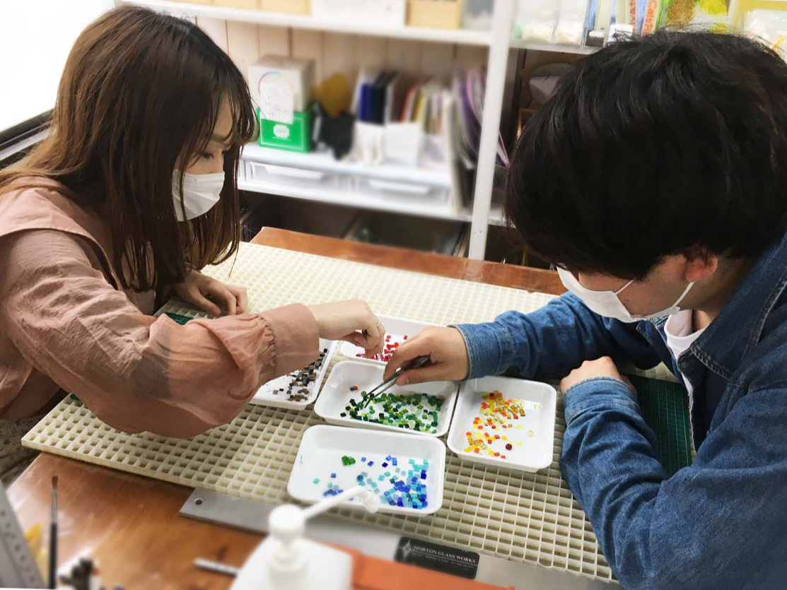 体験の様子 ガラスの色選び イメージ通りできるかな?