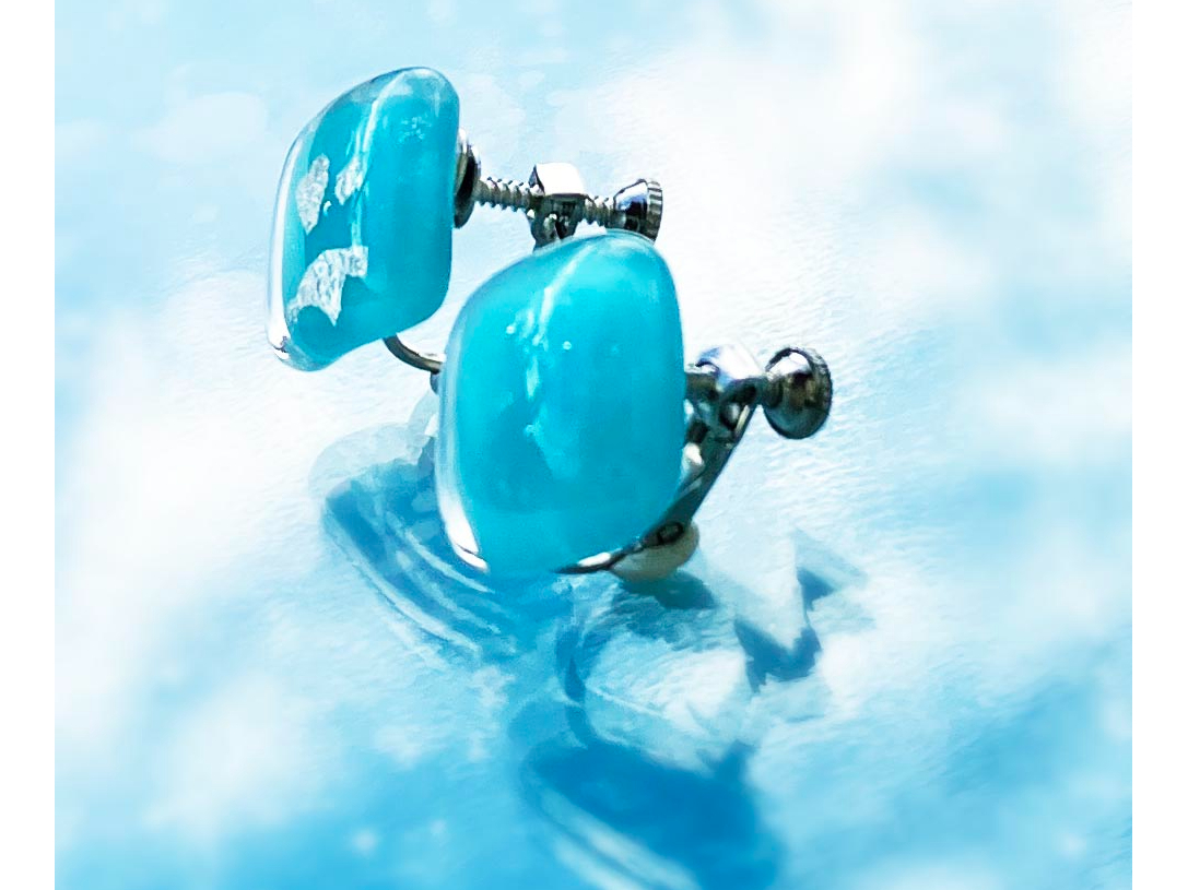 好きな色のガラスを溶かして作品作りを体験できます。画像の作品はモニター参加の体験生徒さんの作品例!