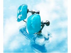 好きな色のガラスを溶かして作品作りを体験できます。画像の作品はモニター参加の体験生徒さんの作品例!