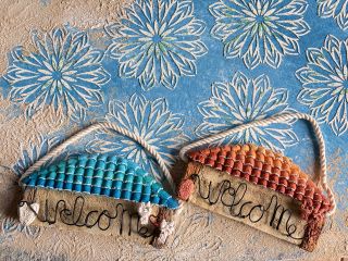 沖縄古民家のwelcomeプレート色塗り体験