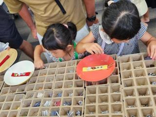 100種類以上のワッペンの中から好きなワッペンを組み合わせてオリジナルアイテムを作ろう。