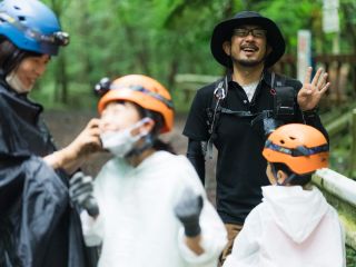 青木ヶ原樹海を楽しくレクチャーしながら散策します。