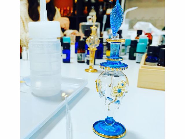 エジプトから直送の1つ1つ手作りのエジプトガラス香水瓶です。