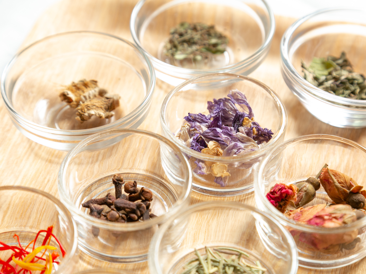 天然の精油と植物油で作ります。香川県で育った元気なハーブをあしらうことで香るハーバリウムの完成です