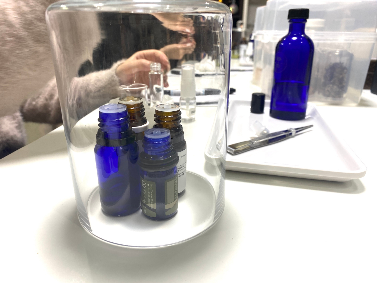 香り作りはこんなふうに行います。好みの香りを入れ替えて自分だけのオリジナルの香り作りを約30分かけて行います。