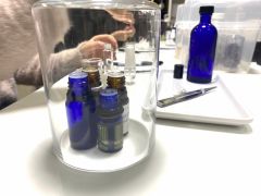 香り作りはこんなふうに行います。好みの香りを入れ替えて自分だけのオリジナルの香り作りを約30分かけて行います。