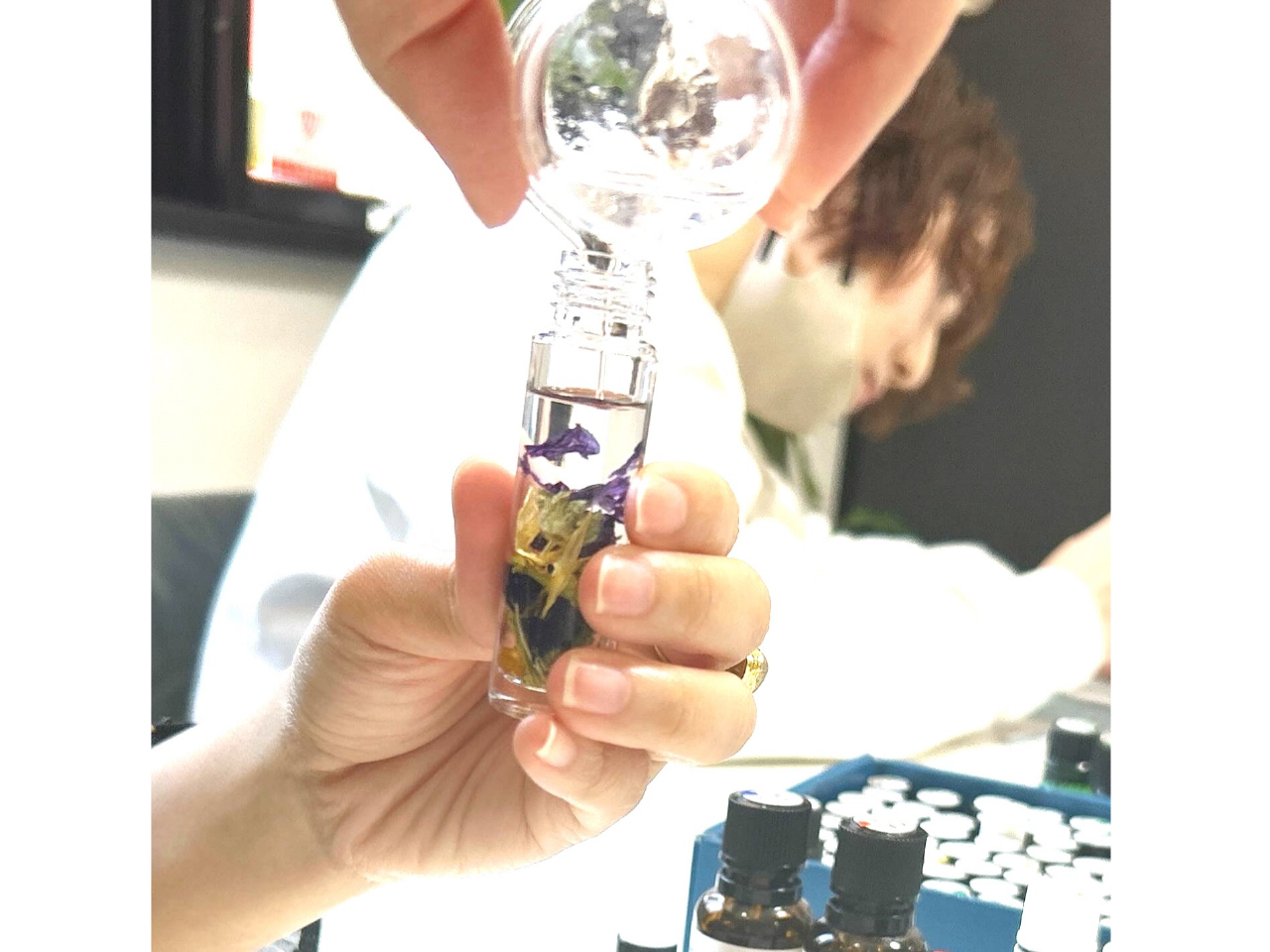 天然の精油と植物油で作ります。香川県で育った元気なハーブをあしらうことで香るハーバリウムの完成です