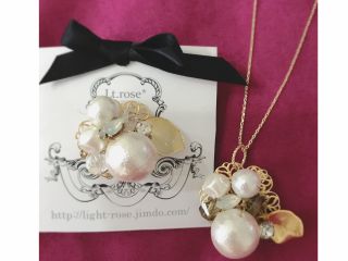 実りの秋をイメージしたコットンパールもりもりのモチーフ。ネックレスにもブローチにもなる嬉しい2way!