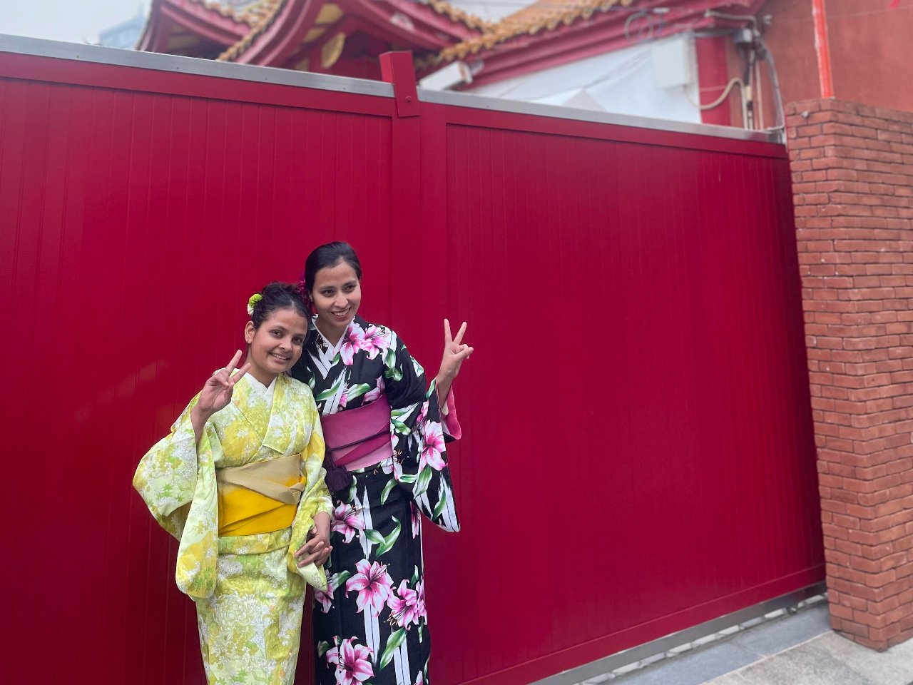 ネパールからのお客様!学生さんとのことで初のお着物を楽しんでくださいました。団体様も対応できますので、遠慮なくご相談ください!