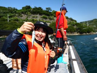 釣りは基本的には、胴突き仕掛けを使った五目釣りで、カサゴやメバル、ベラ、マダイなどを狙います。