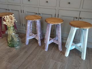 42色の水性ペンキ「アニースローンチョークペイント」 の中からお好きな色をお選びいただけます♪