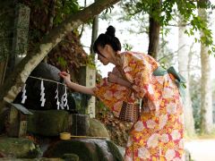 【願い石】玉作湯神社境内に祀られている「願い石」に「叶い石」を触れさせて祈ります。