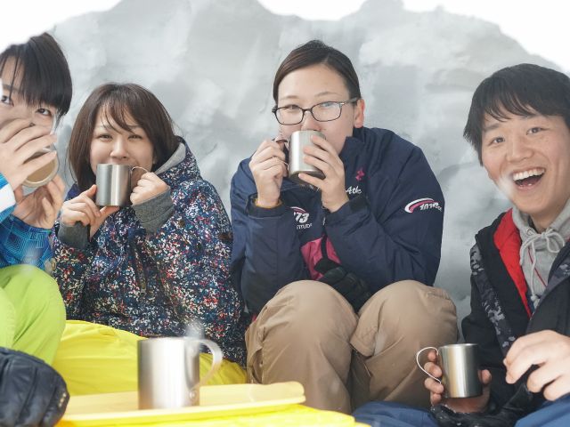 作ったかまくらの中でティータイム