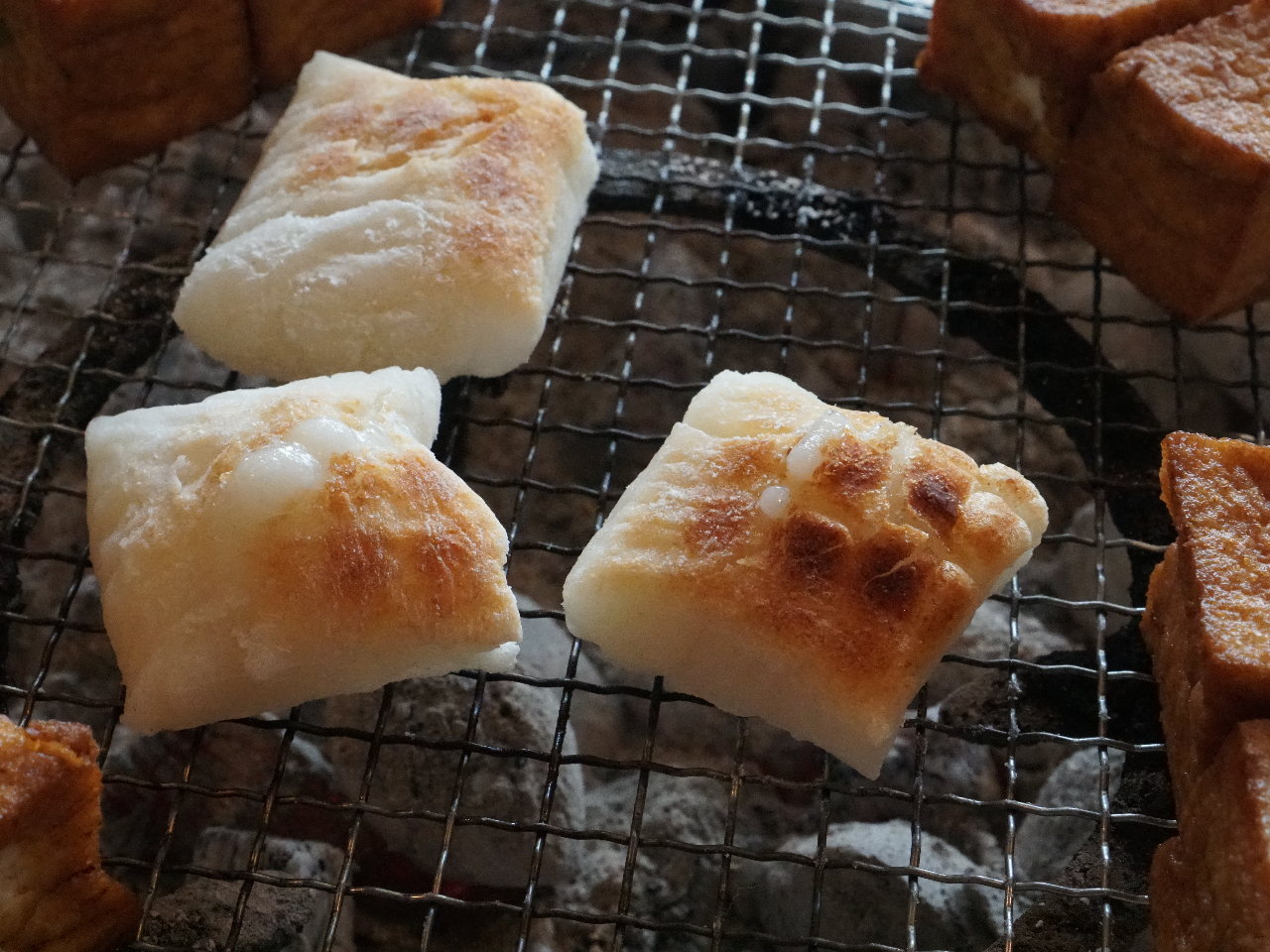 炭火で焼くお餅は格別です