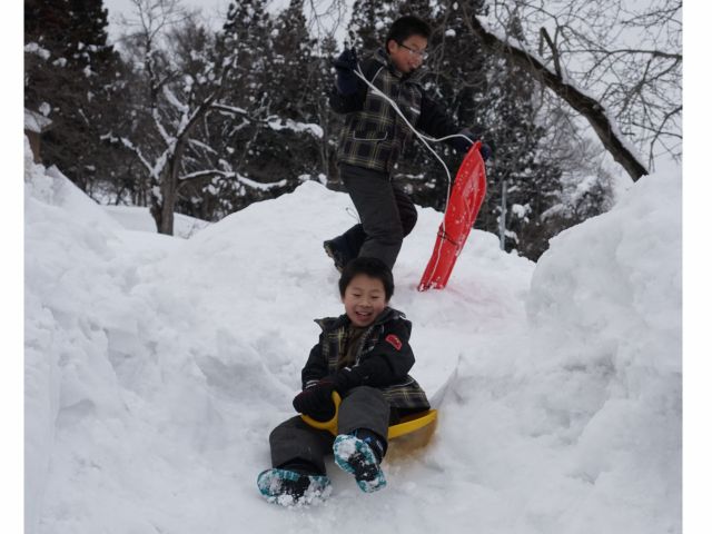 かまくらづくりの後は雪遊び